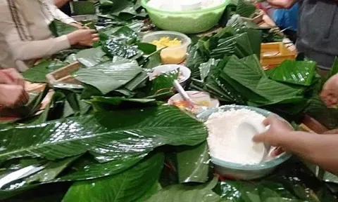 Ấm lòng người dân xứ Nghệ gói bánh chưng tiếp tế bà con vùng lũ lụt